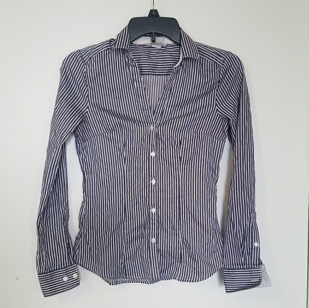 4/15$$🛍 H&M Button Down Shirt
